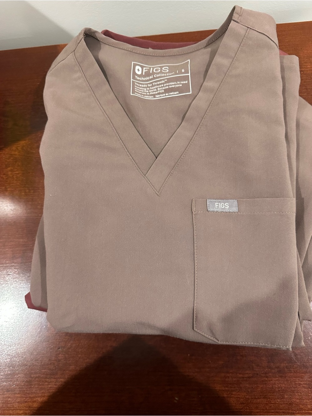 FIGS Classic V-Neck Scrub Top in SMOKEY Taupe With matching joggers. Size small